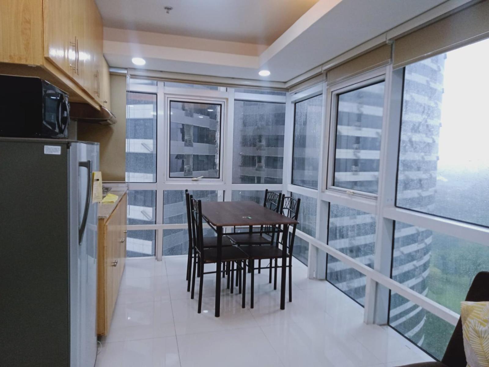 2 Bedrooms Units Forbes Area 5Th Avenue Bgc Center Манила Екстериор снимка