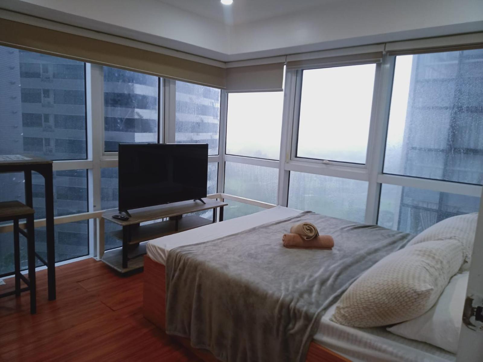 2 Bedrooms Units Forbes Area 5Th Avenue Bgc Center Манила Екстериор снимка