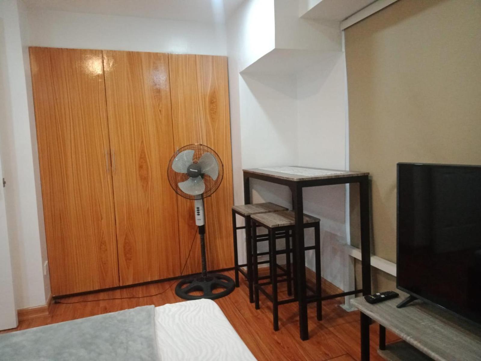 2 Bedrooms Units Forbes Area 5Th Avenue Bgc Center Манила Екстериор снимка