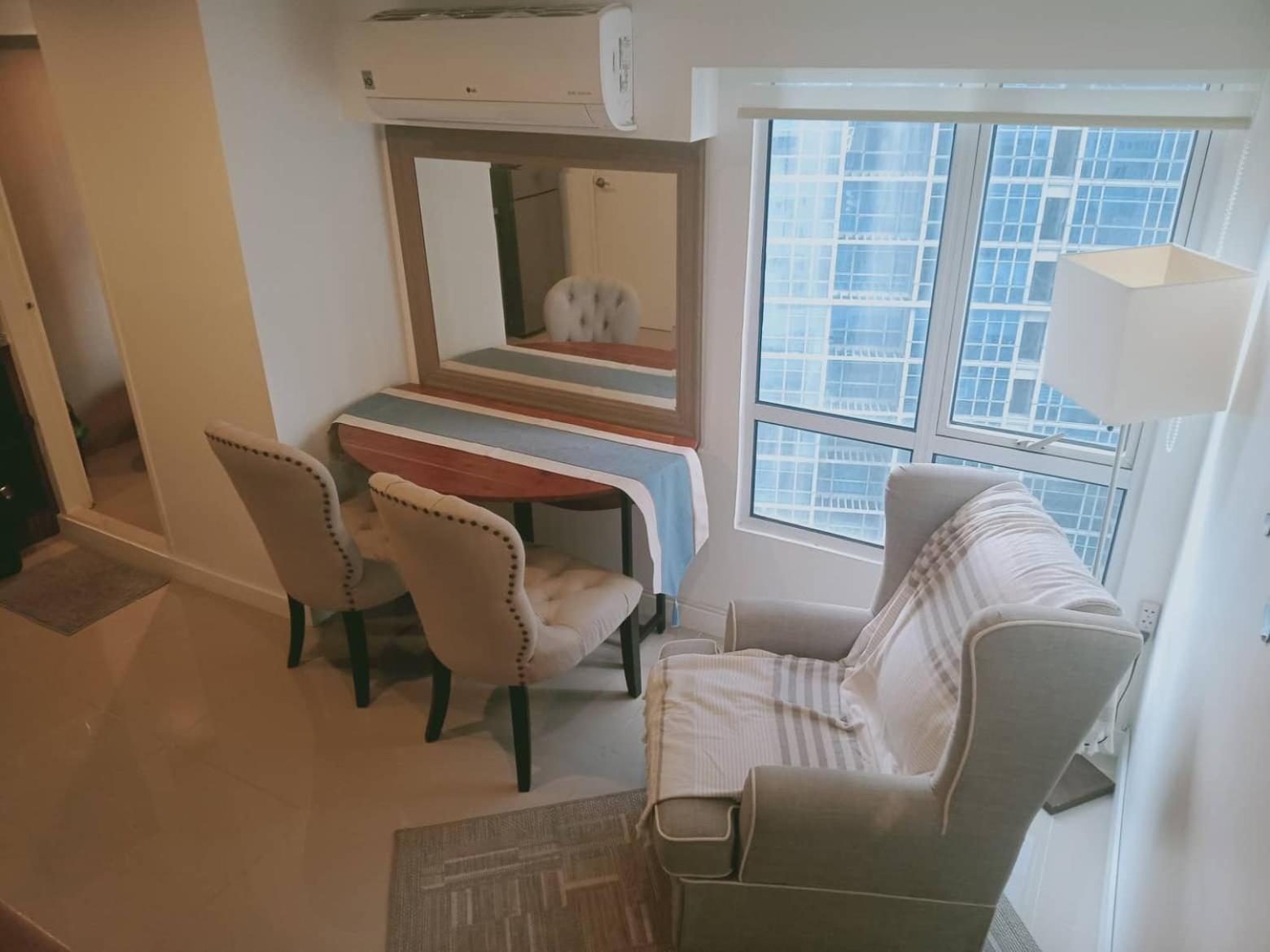 2 Bedrooms Units Forbes Area 5Th Avenue Bgc Center Манила Екстериор снимка
