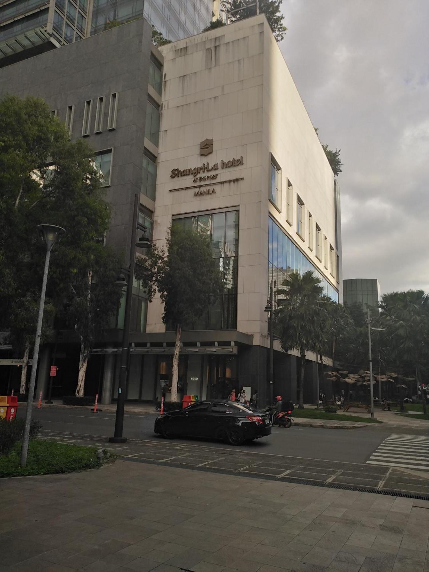 2 Bedrooms Units Forbes Area 5Th Avenue Bgc Center Манила Екстериор снимка
